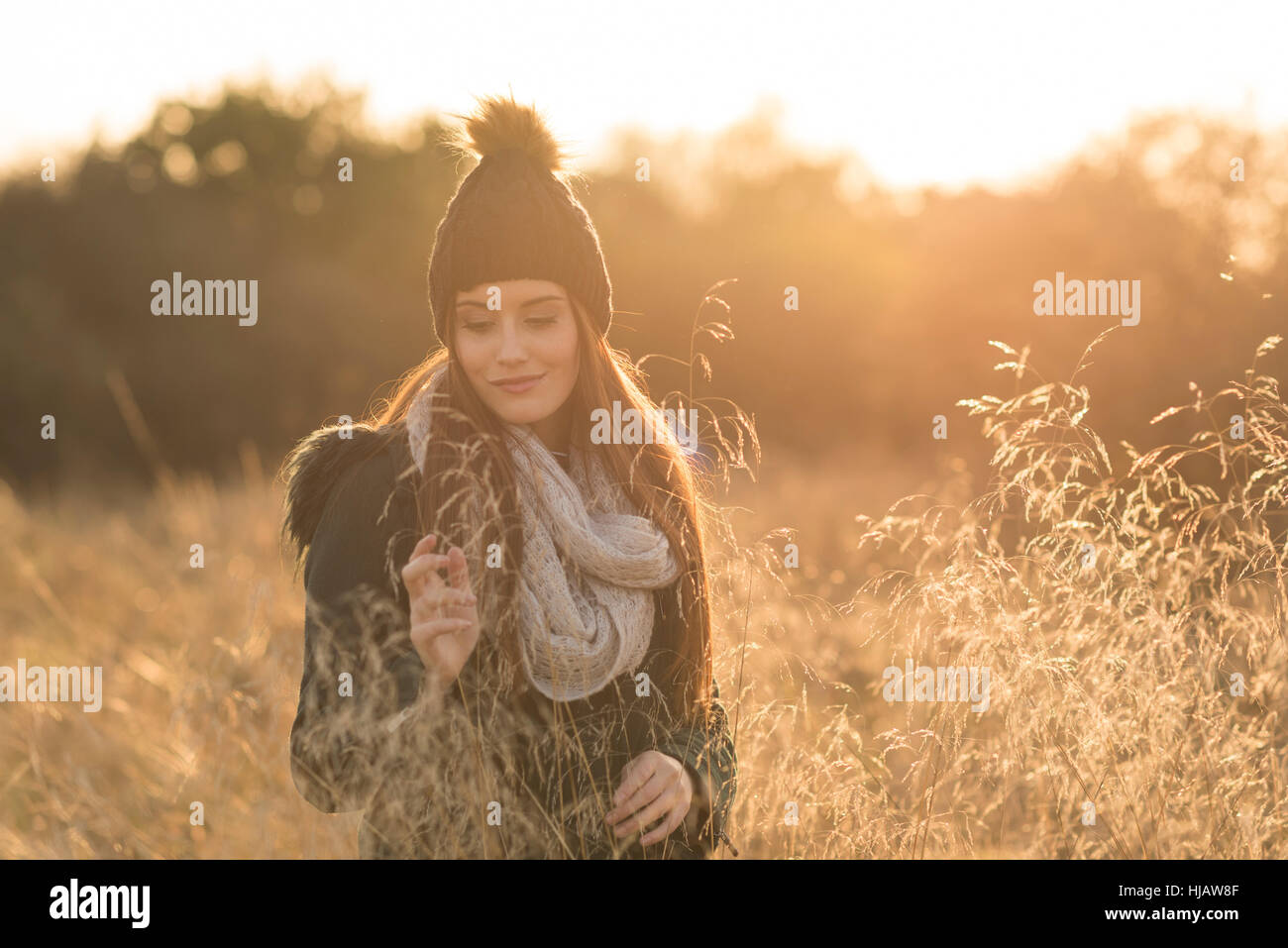 Mujer joven en el campo, mirando el smartphone Foto de stock