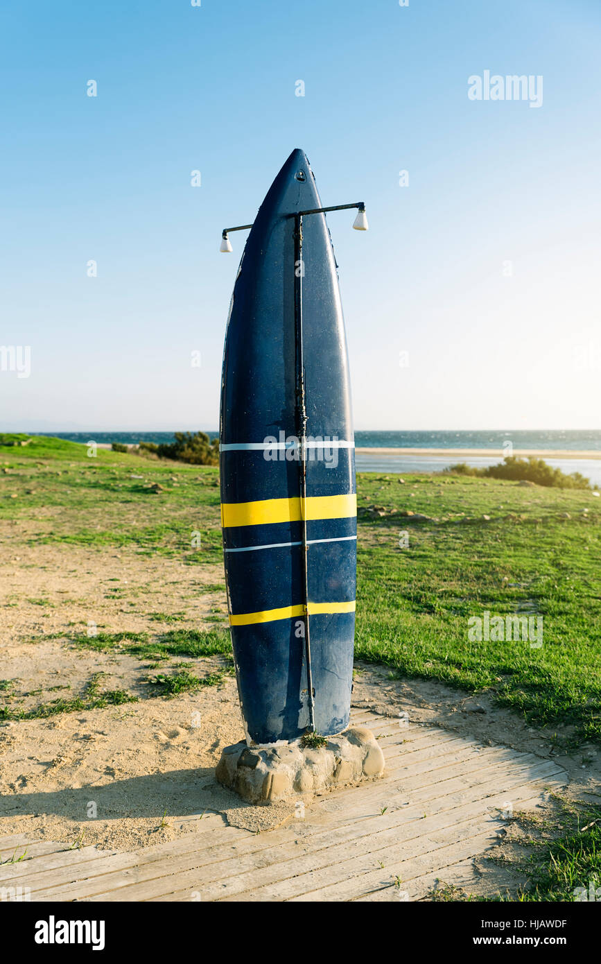 Placa de ducha de surf en la playa Fotografía de stock - Alamy