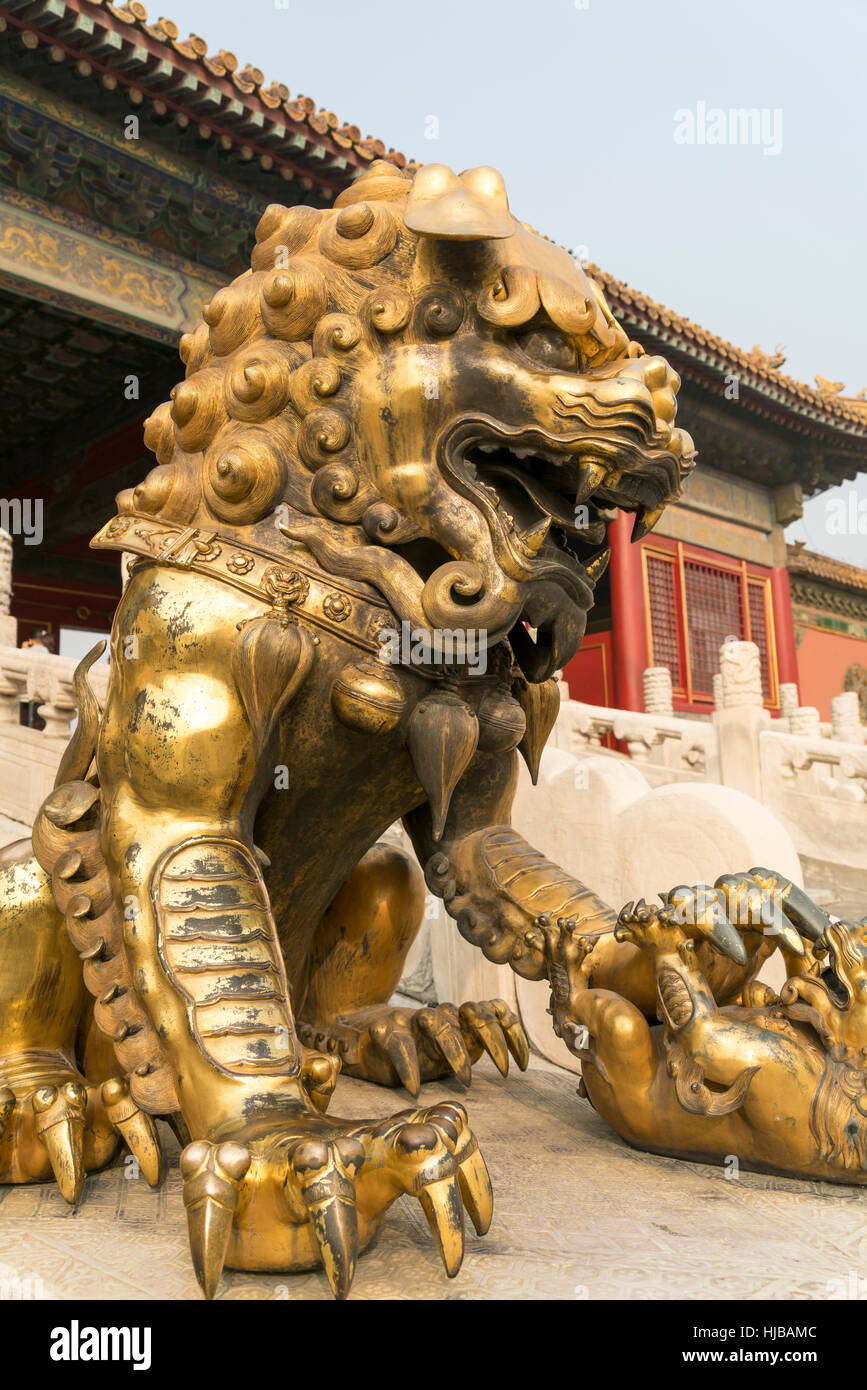 Golden leones custodiando las puertas de la Ciudad Prohibida en Beijing, República Popular de China, Asia Foto de stock