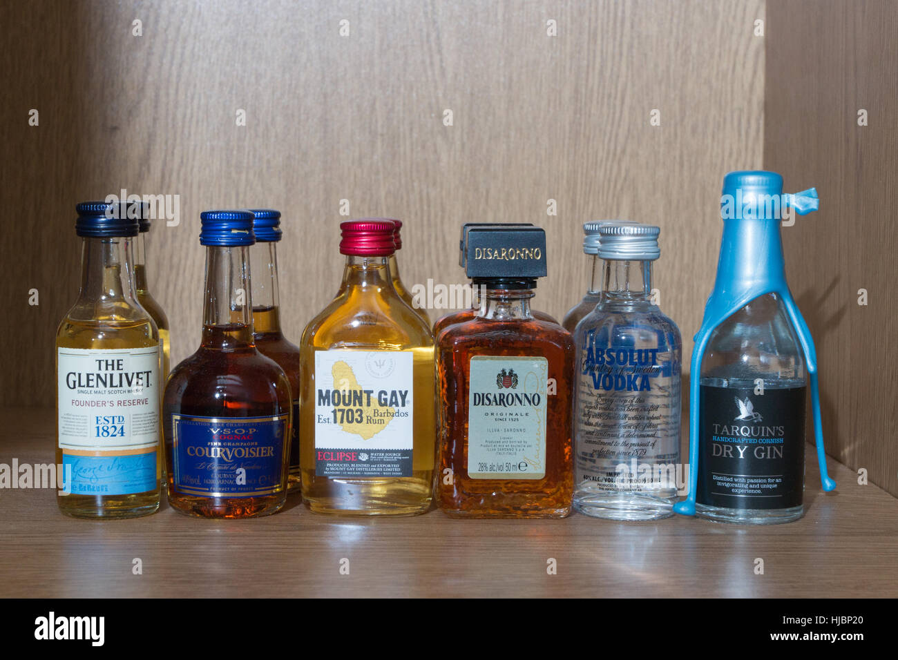 Minibar alcohol fotografías e imágenes de alta resolución - Alamy