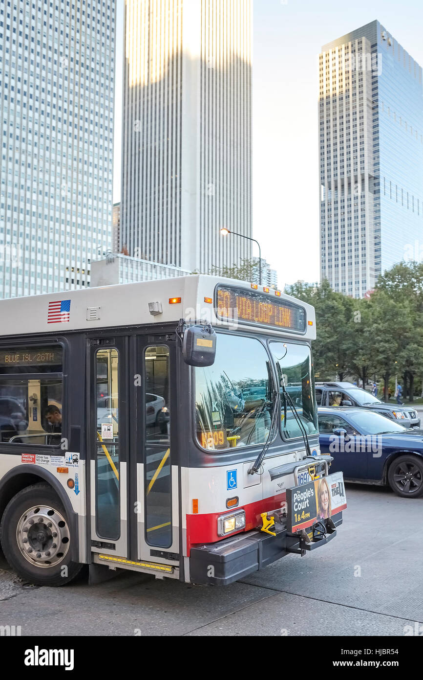 Chicago, Estados Unidos - Noviembre 05, 2016: los autobuses de la ciudad de conducción a través de Chicago Downtown en hora punta. Foto de stock