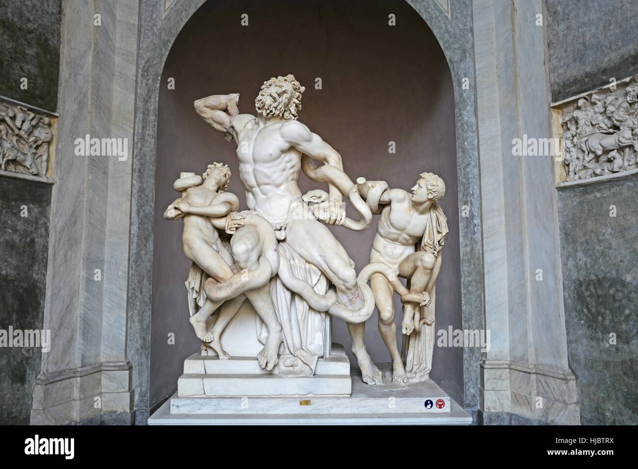 Arte esculturas exhibidas en el museo Vaticano: escultura Laocoonte y sus  dos hijos, perder una batalla con dos serpientes Fotografía de stock - Alamy