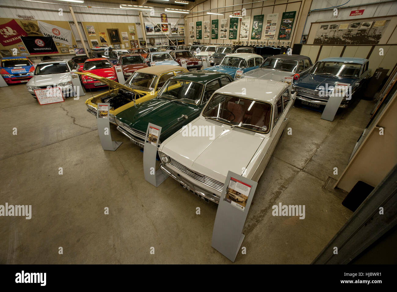 Coches clásicos de la colección patrimonial de Vauxhall mantiene a la fábrica de los fabricantes de coches en Luton, Inglaterra Foto de stock