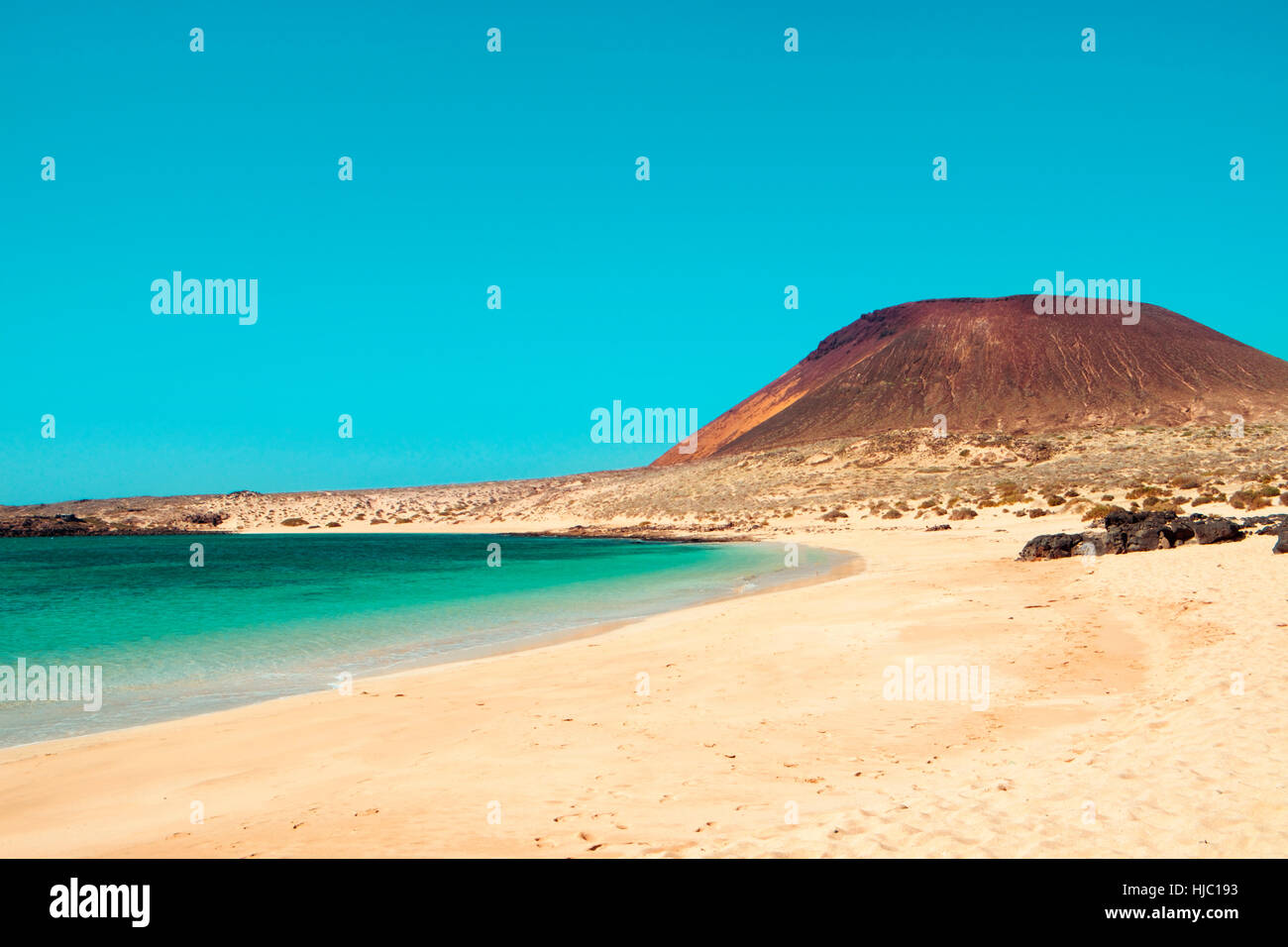 Una vista de la Francesa de playa en la isla de La Graciosa, en las Islas Canarias, España, con el Montana Montaña Amarilla en el fondo Foto de stock