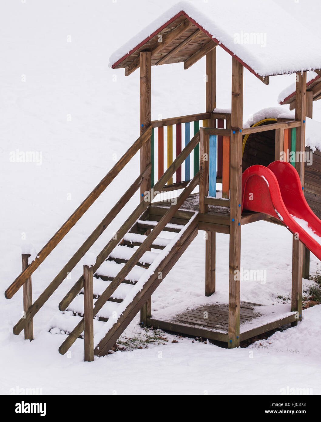 Jugar casa de madera para niños con tobogán Fotografía de stock - Alamy