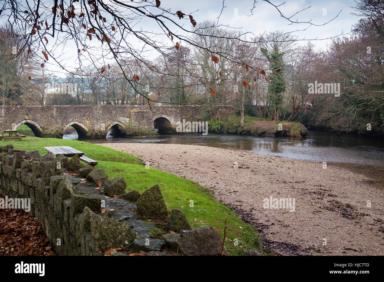 Un puente medieval cruza el río Fowey en la histórica ciudad de Lostwithiel en Cornwall, Inglaterra. Foto de stock