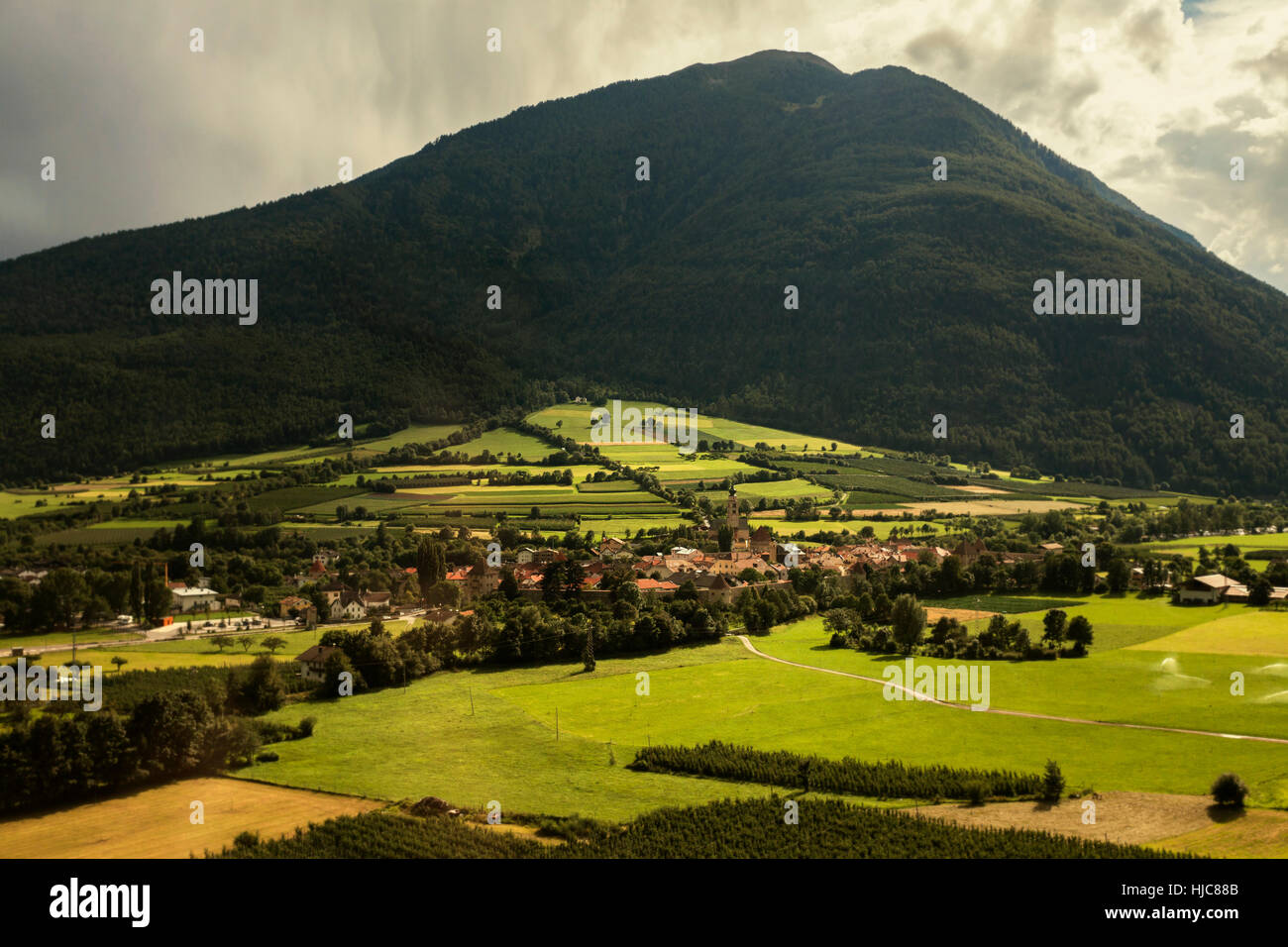 Vista lejana aldea de Vinschgau Valle, Tirol del Sur, Italia Foto de stock