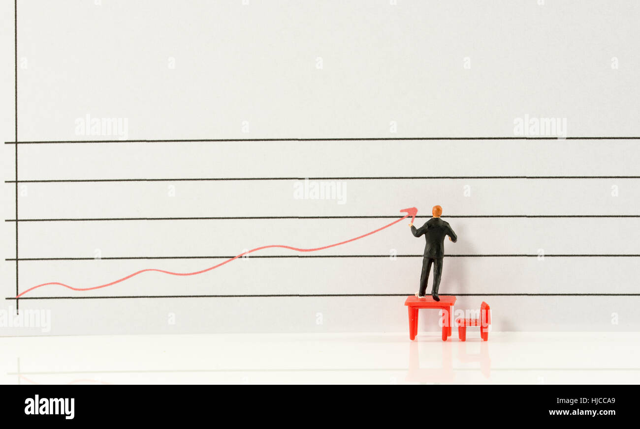 Miniatura de hombre mostrando aumento y crecimiento de la comercialización por red línea gráfica Foto de stock