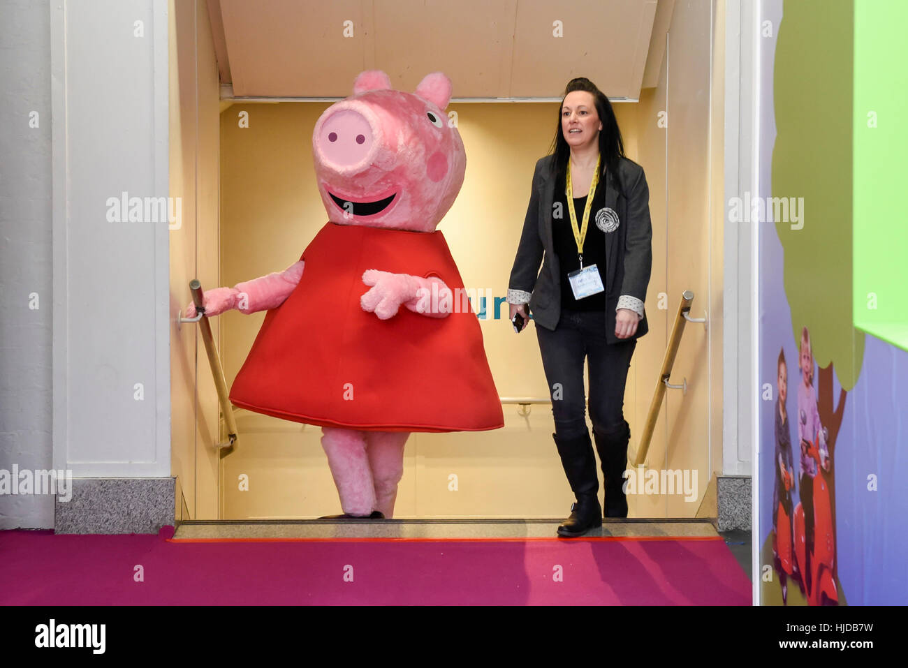 Extranjero Competitivo Alarmante Londres, Reino Unido. 24 ene, 2017. Un murgas Peppa Pig participa en un  paseo en el día de la inauguración de la Toy Fair 2017, teniendo lugar en  Kensington Olympia. La feria