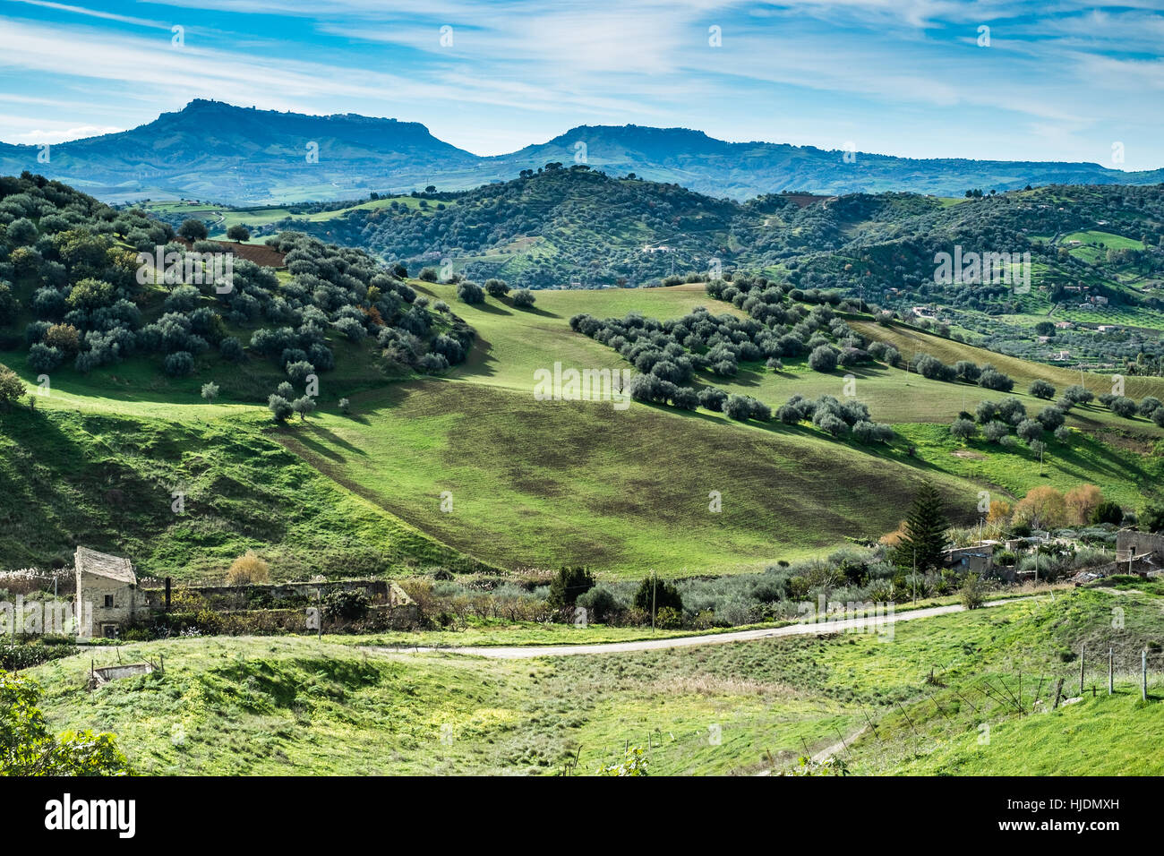 Típico paisaje del interior de Sicilia: mesetas de Enna y Calascibetta en el fondo Foto de stock