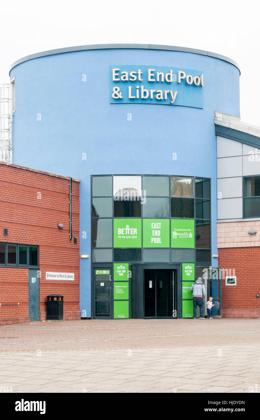 East End, piscina y Biblioteca de Hadrian Square, Byker, Newcastle Upon Tyne. Foto de stock