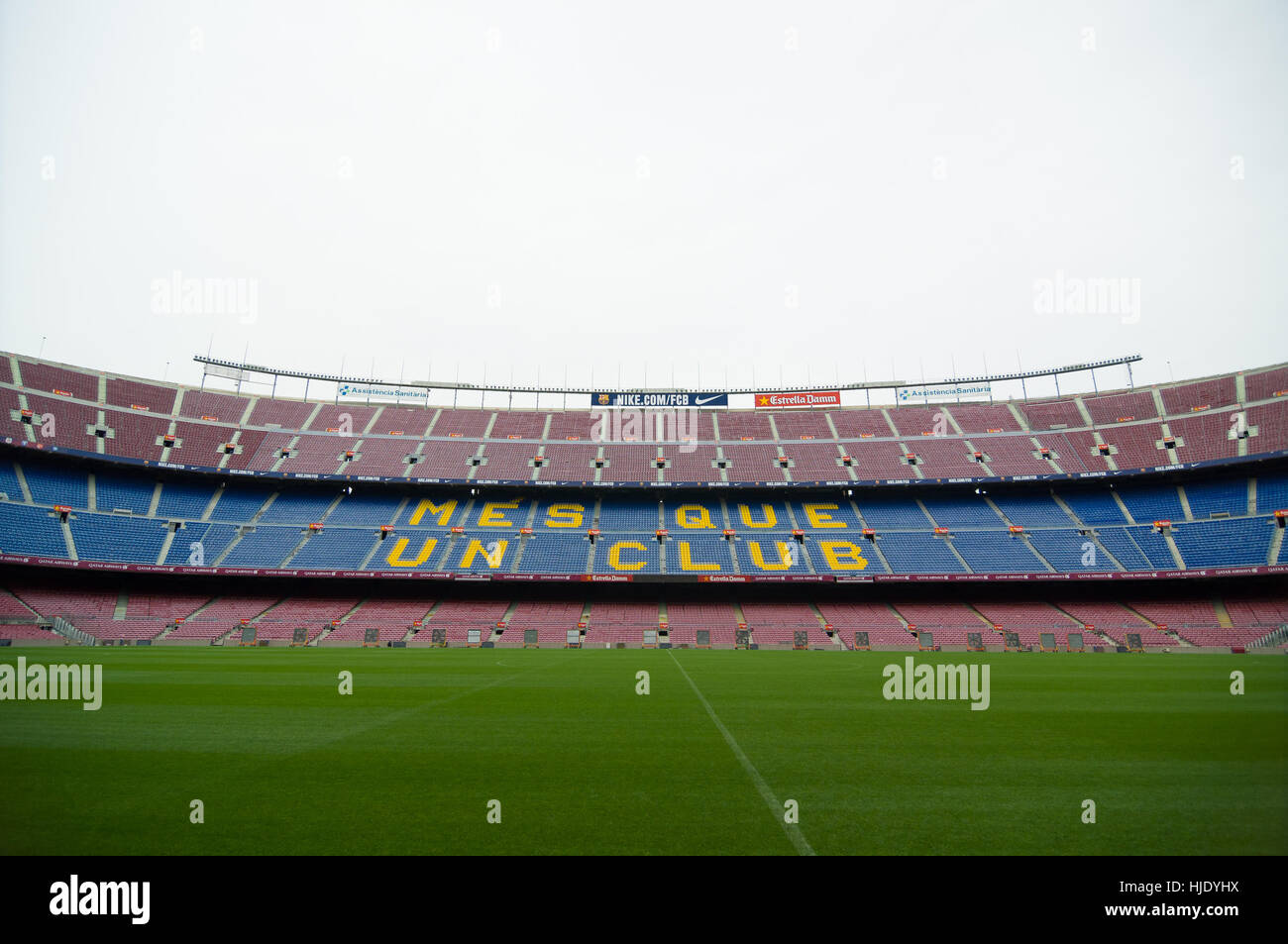 Barcelona, España - 22 de septiembre de 2014: Uno de los stands mostrando  el lema de Barcelona, Mes que un club, es decir, más que un club. Camp Nou,  Barcelona Fotografía de stock - Alamy