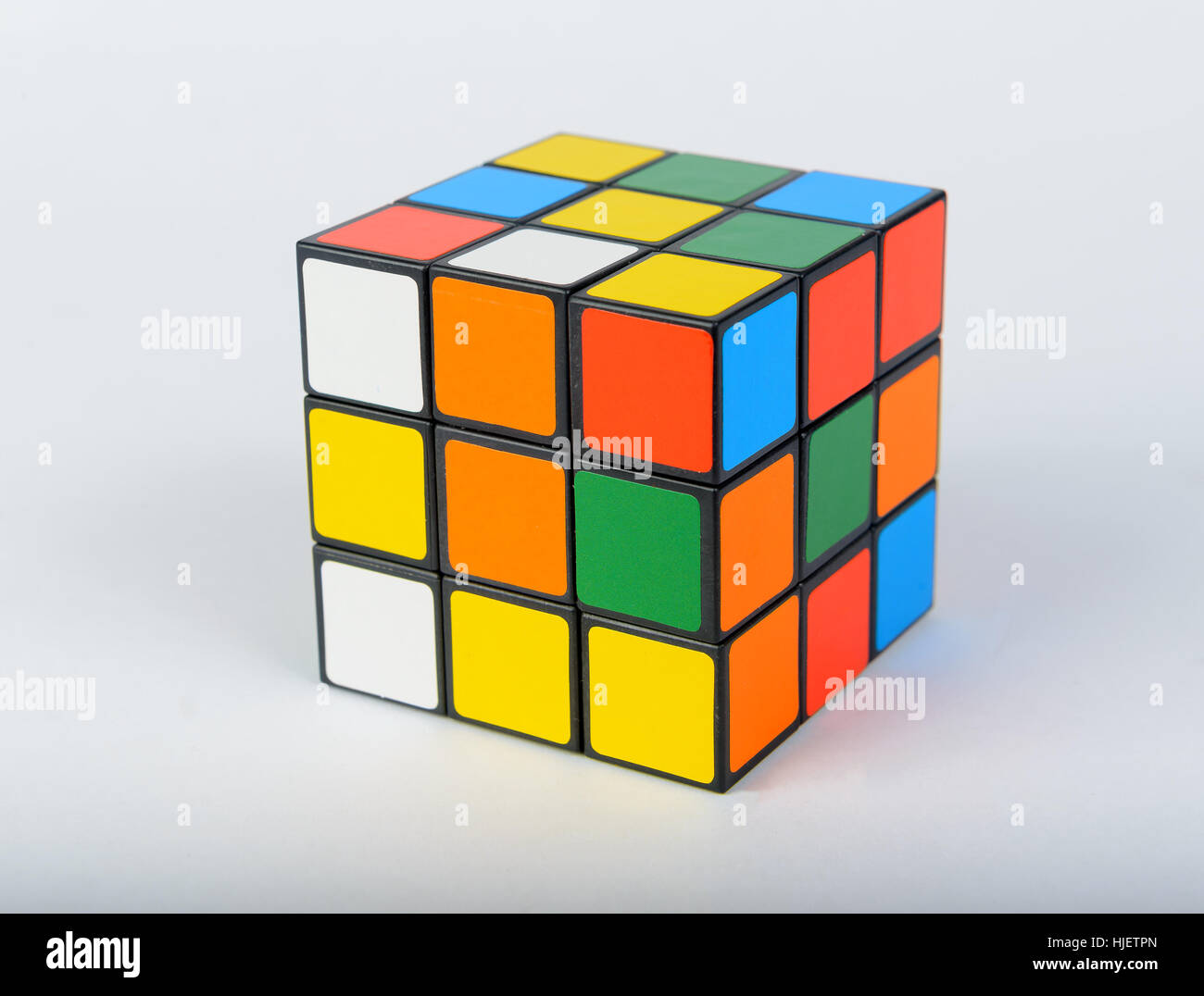 Cubo de Rubik recorte aislado sobre fondo blanco. Foto de stock