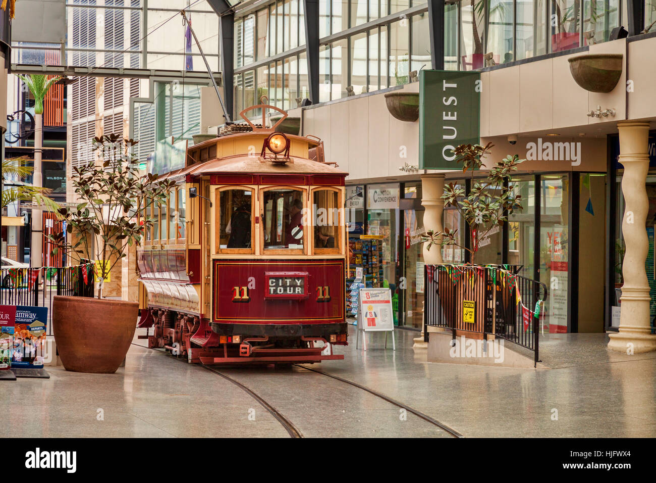 Vintage tramcars en Cathedral Junction, un combinado de centro comercial y la parada de tranvía en el centro de Christchurch, Nueva Zelanda. Foto de stock