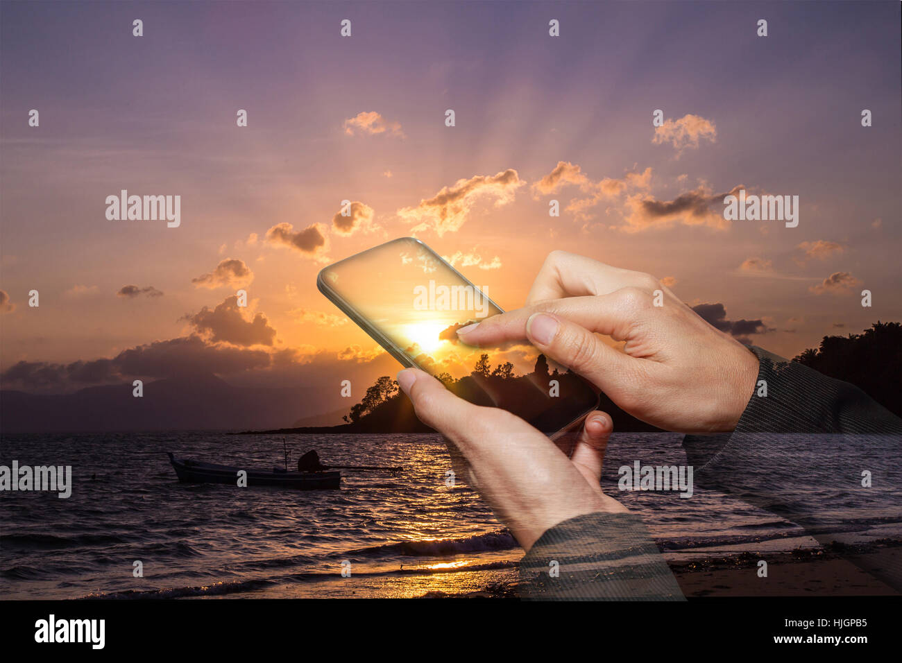 Doble exposición de mujer mano pantalla táctil teléfono inteligente durante el amanecer en la playa Foto de stock