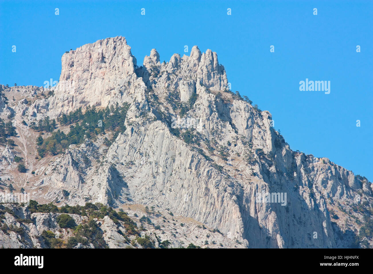 Crimea, pico Ai-Petri contra el cielo azul cerca-ap Foto de stock