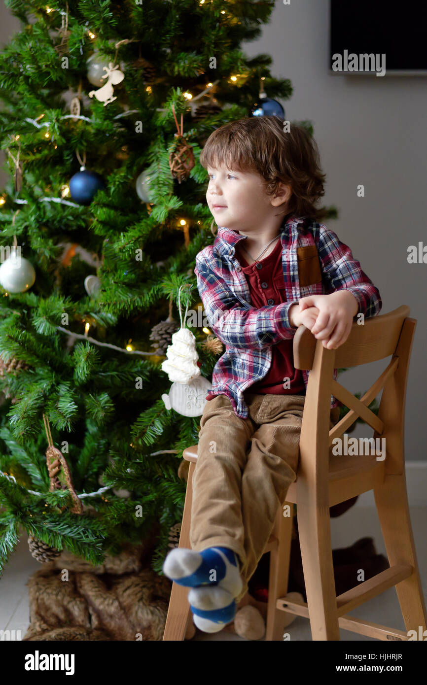 Vestir el árbol de navidad fotografías e imágenes de alta resolución - Alamy