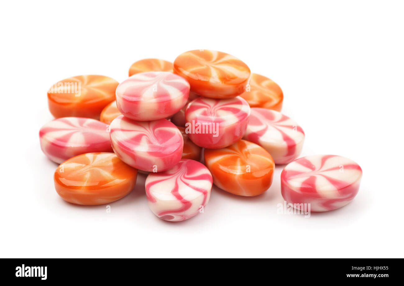 Montón de rayas Fruit Candies aislado en blanco Foto de stock