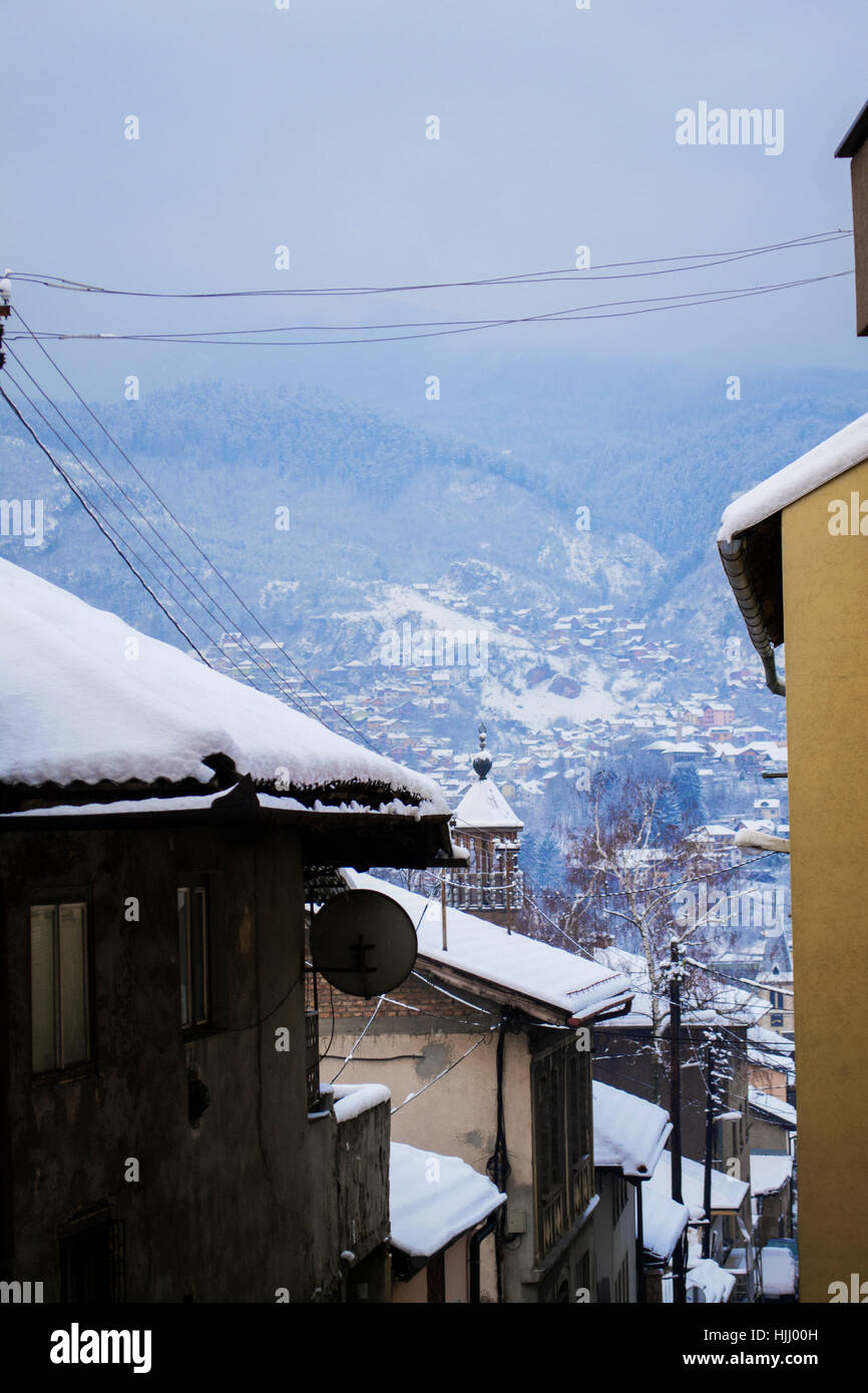 Los edificios comprendidos en la nieve Foto de stock