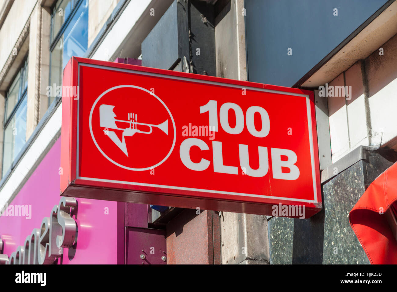 Firmar fuera del !00 club en 100 Oxford Street de Londres. Foto de stock