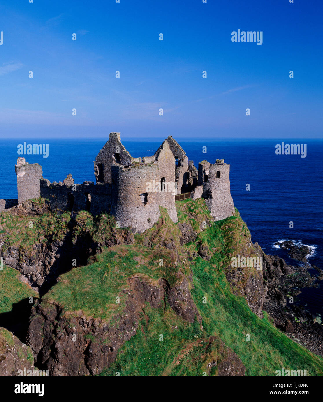 Castillo de Dunluce, Condado de Antrim, Irlanda del Norte, REINO UNIDO Foto de stock