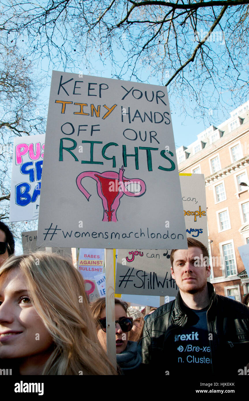 Las mujeres anti-Trump marzo, Londres.pancarta diciendo "Mantener sus pequeñas manos fuera de nuestros derechos". Foto de stock