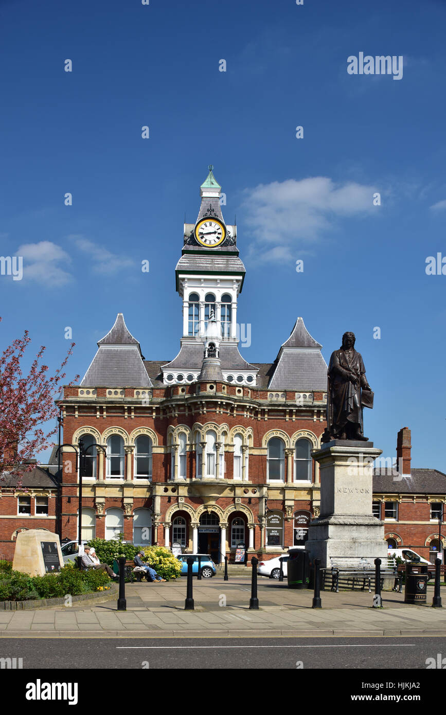 Grantham Ayuntamiento y estatua de Sir Isaac Newton, Lincolnshire, Inglaterra, Reino Unido. Foto de stock