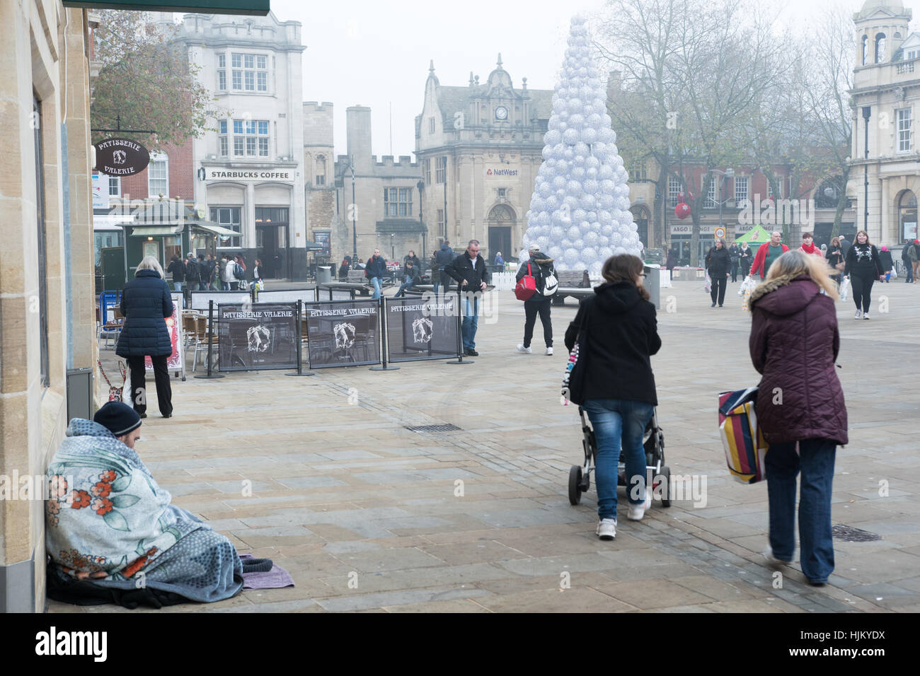 Persona sin hogar, compradores de Navidad, Peterborough Foto de stock