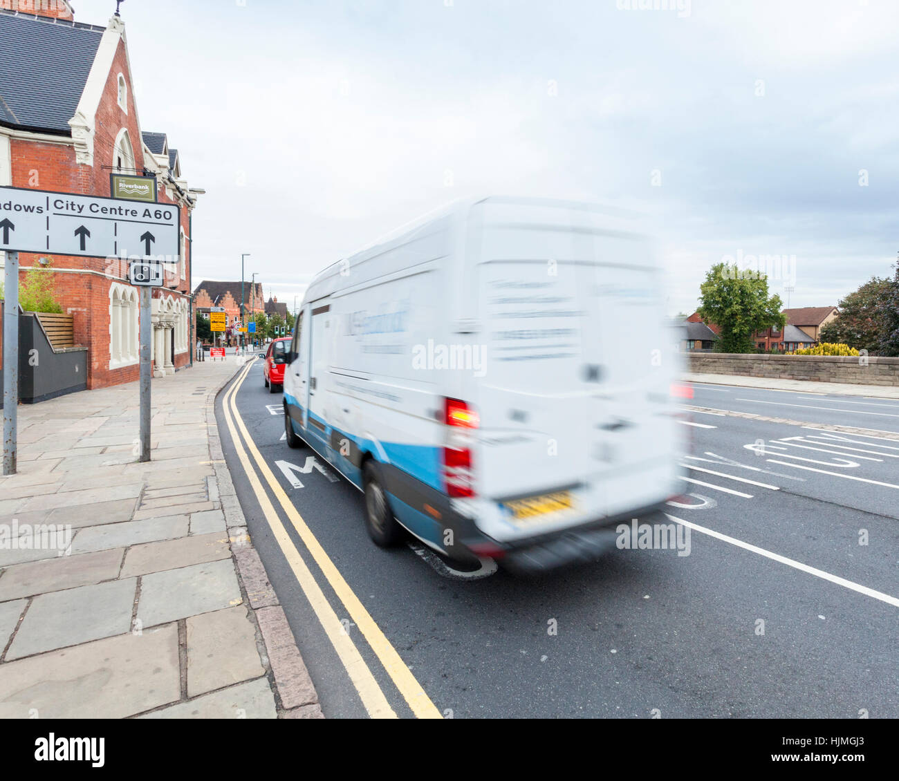 Tráfico rápido: van viajando a lo largo de una calle de la ciudad, Nottingham, Inglaterra, Reino Unido. Foto de stock