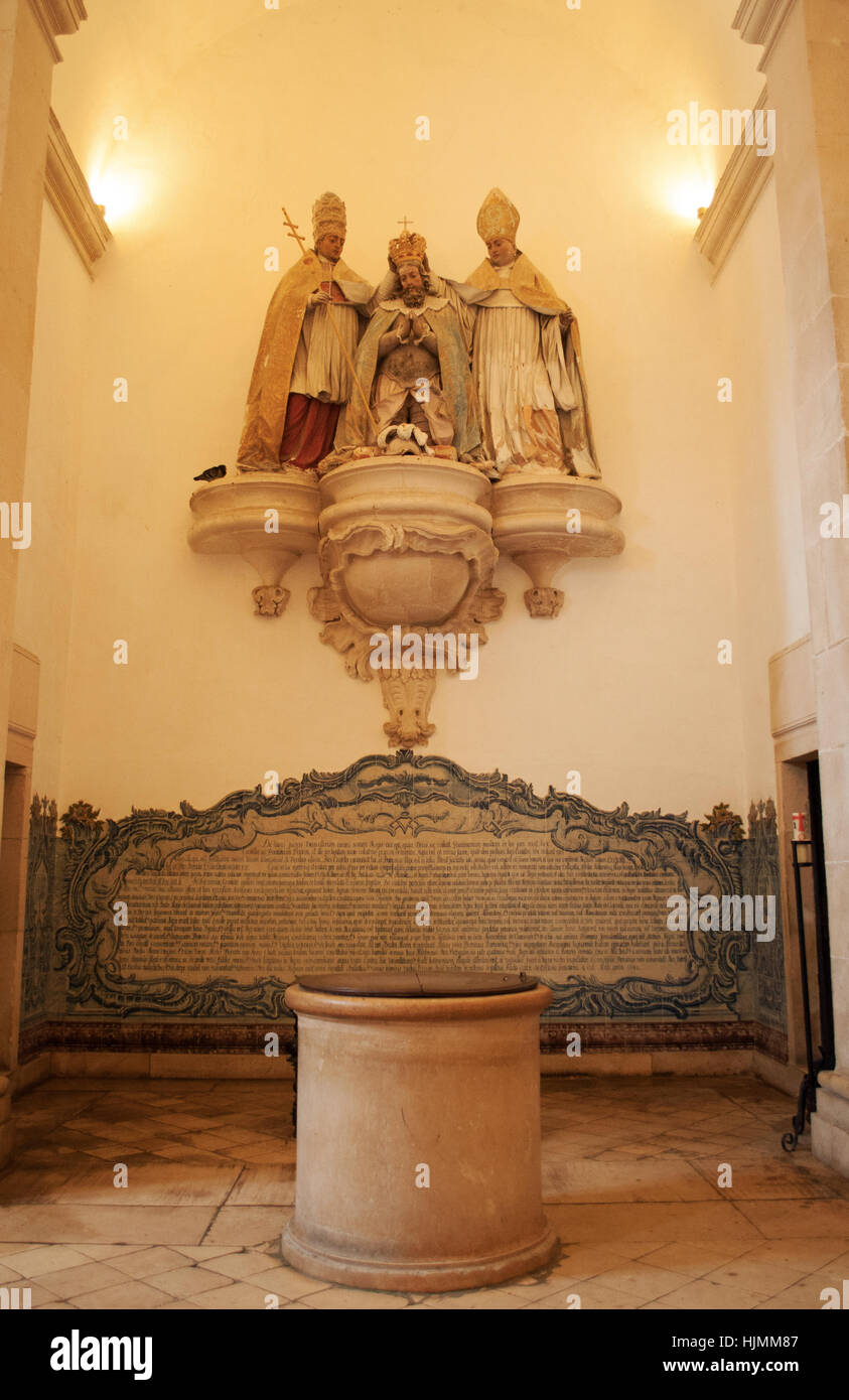 Portugal, el monasterio de Alcobaca: la Sala de los Reyes, con una serie de estatuas de los siglos XVII y XVIII de los reyes de Portugal Foto de stock
