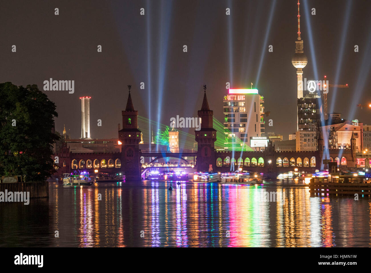 Puente Oberbaum , Alex TV Tower, la torre, el nivel de vida del río Spree, el Aquarella Foto de stock