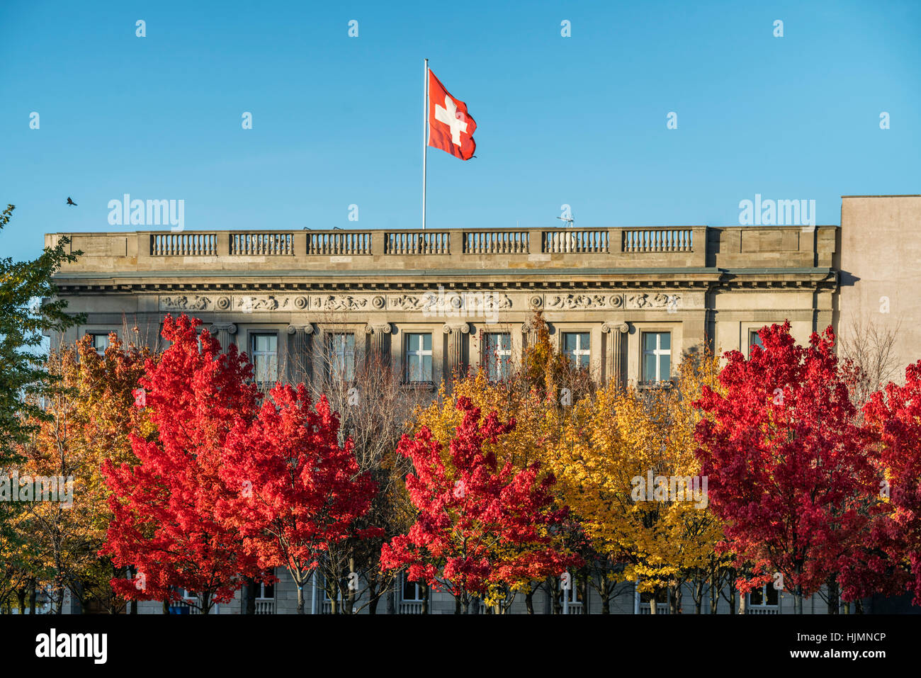 Embajada de Suiza en Berlín con la bandera nacional de Suiza , otoño, Berlín Foto de stock