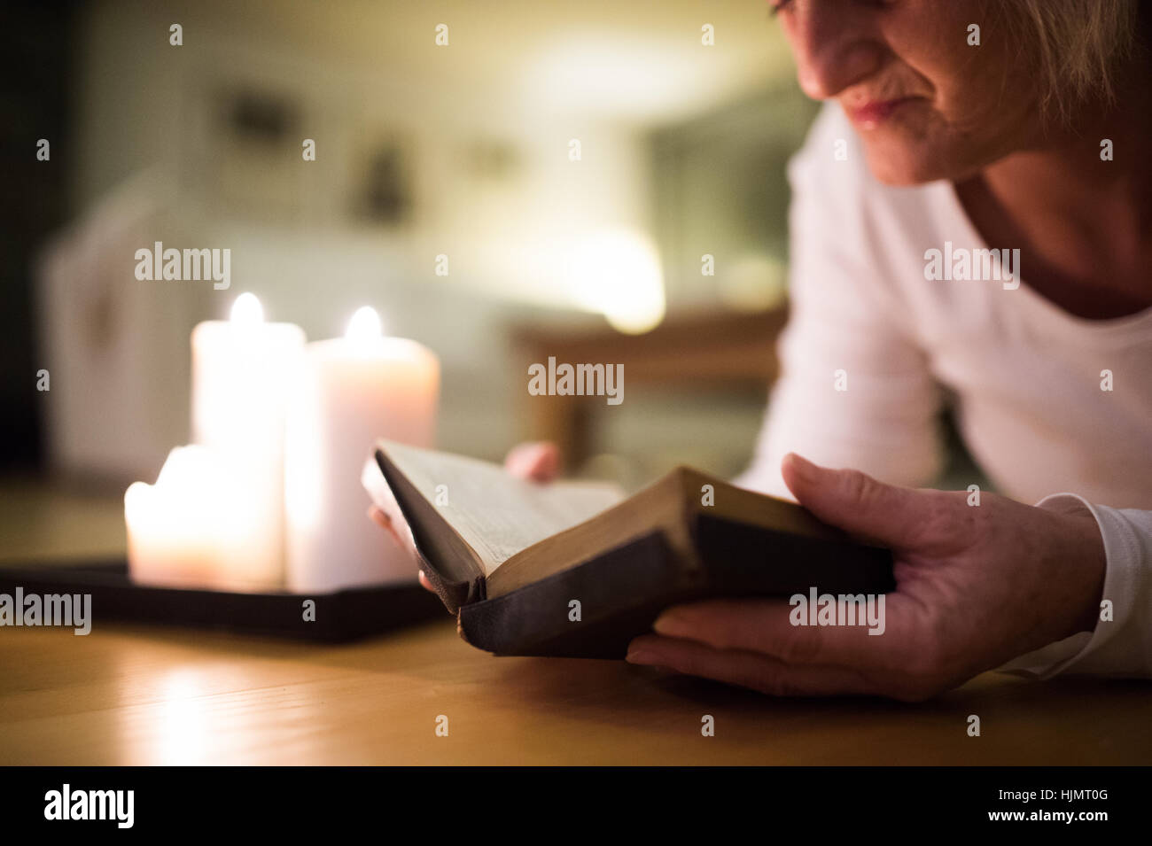 Irreconocible Mujer Leyendo La Biblia Encender Velas Junto A Ella