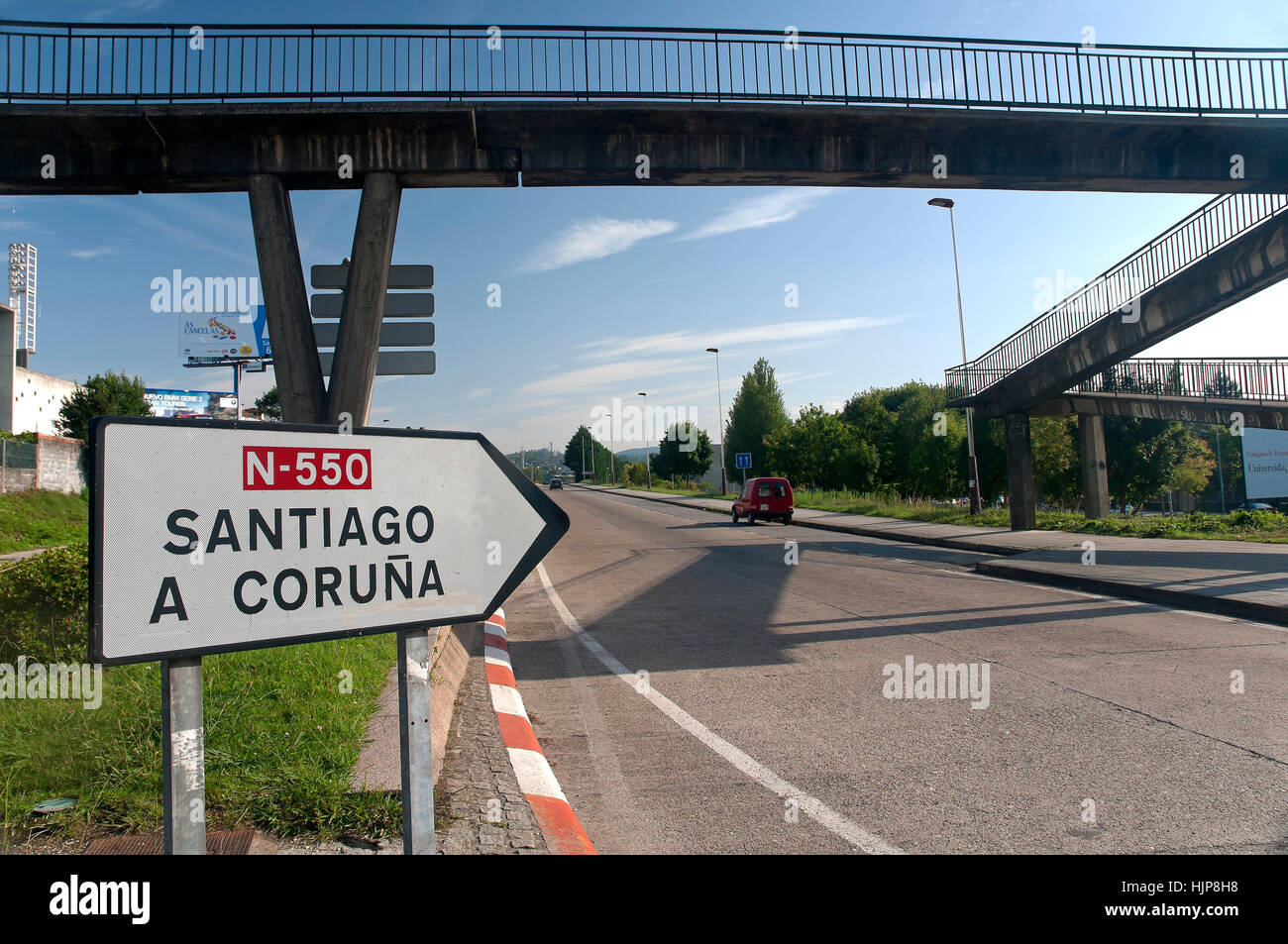 La carretera N-550 y la pasarela peatonal, Pontevedra, en la región de Galicia, España, Europa Foto de stock
