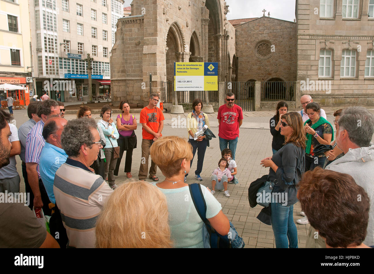 Visita guiada a la Plaza de España, las ruinas de la iglesia de Santo Domingo, del siglo XIV, Pontevedra, en la región de Galicia, España, Europa Foto de stock