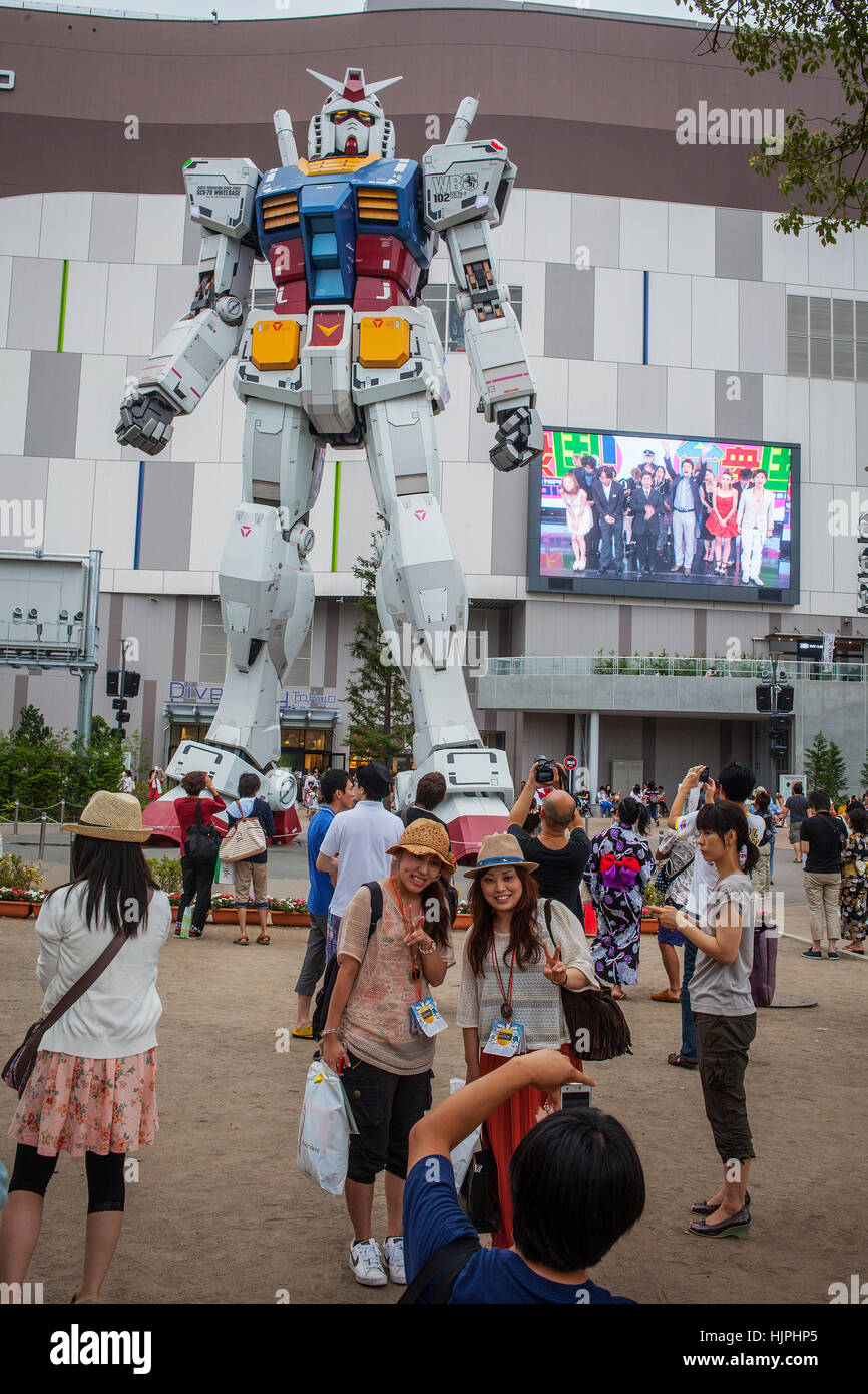 Gundam robot en Diver City Tokyo Plaza, en Odaiba (isla artificial).La  ciudad de Tokio, Japón, Asia Fotografía de stock - Alamy