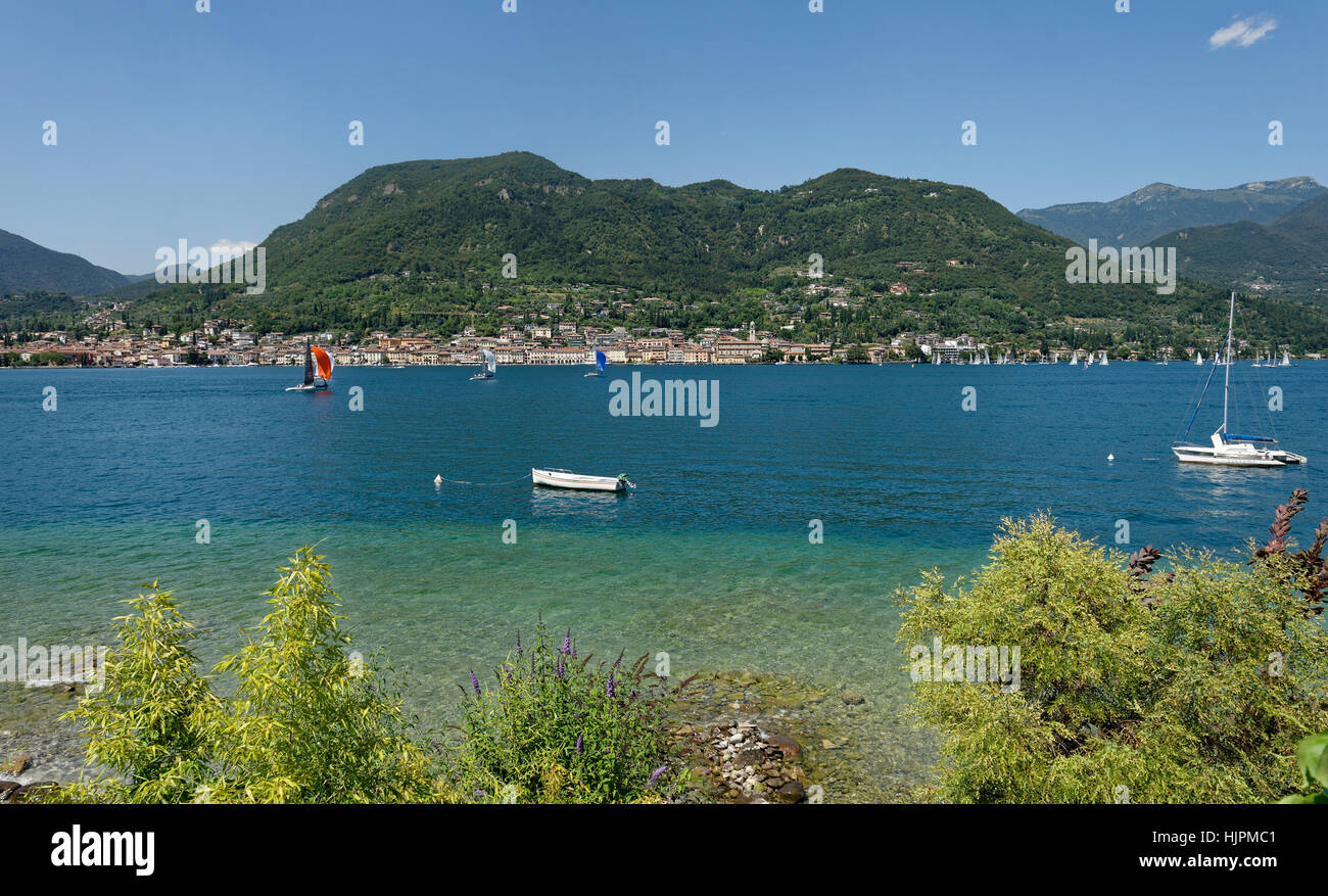 Salo enfrente del Monte San Bartolomeo, el Lago de Garda, Lombardía, Italia Foto de stock