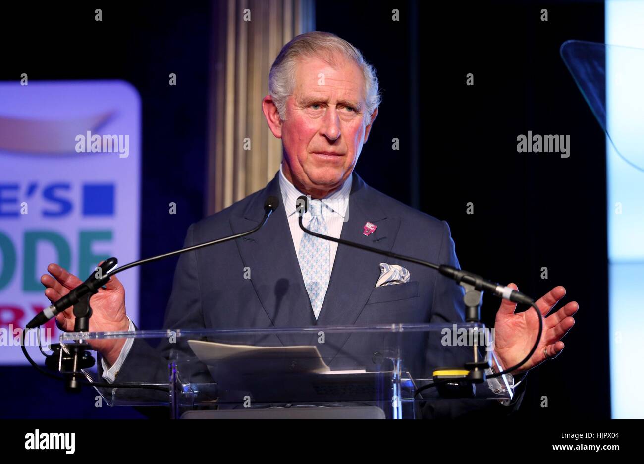 El Príncipe de Gales, habla durante la pre-cena de la recepción de la gente la Postcode Lottery gala benéfica en Prestonfield House, Edimburgo. Foto de stock