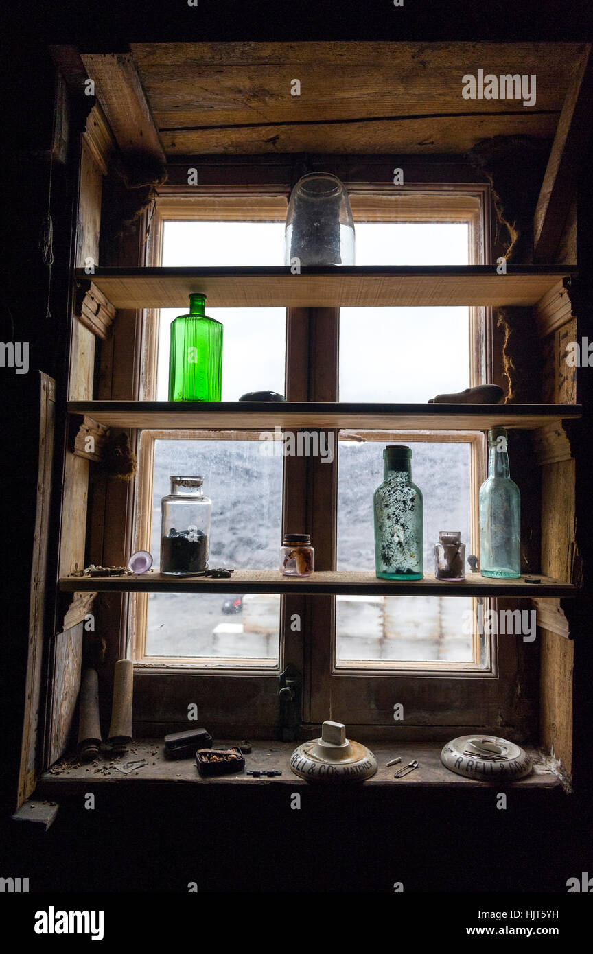 Botellas y artefactos en un alféizar estantería en explorador antártico Ernest Shackleton's hut. Foto de stock