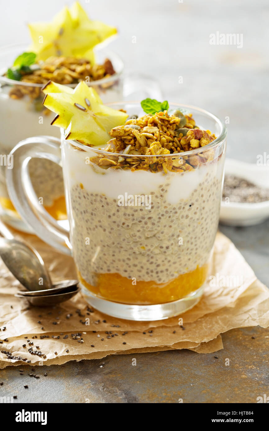 Chia budín con frutas exóticas y granola Foto de stock