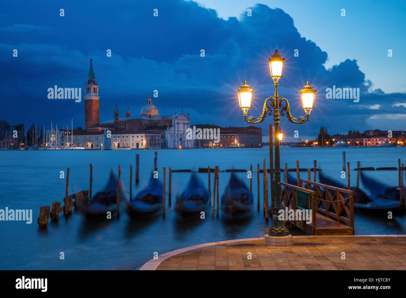 Temprano en la mañana vistas a las góndolas y San Giorgio Maggiore, Venecia, Véneto, Italia Foto de stock