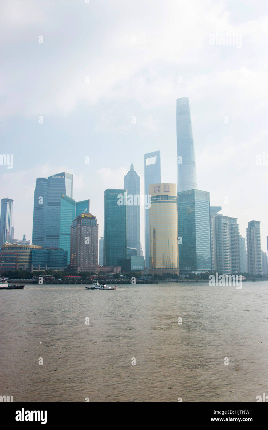 El horizonte de Pudong visto desde el Bund sobre el río Huangpu, Shanghai, China Foto de stock