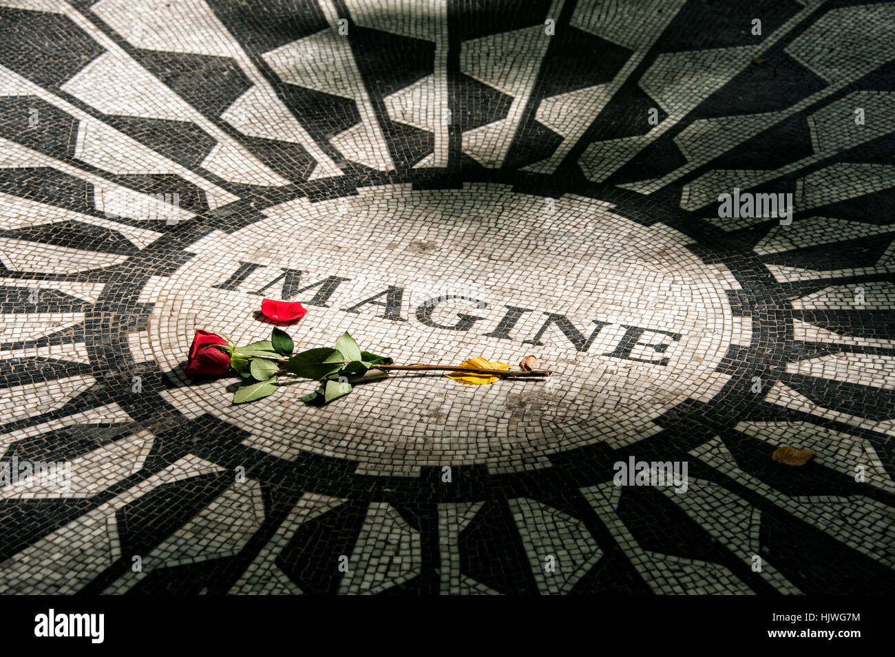 Strawberry Fields Memorial, Imagine mosaico con rosa roja en memoria de John Lennon, Central Park, Manhattan, Ciudad de Nueva York, EE.UU. Foto de stock