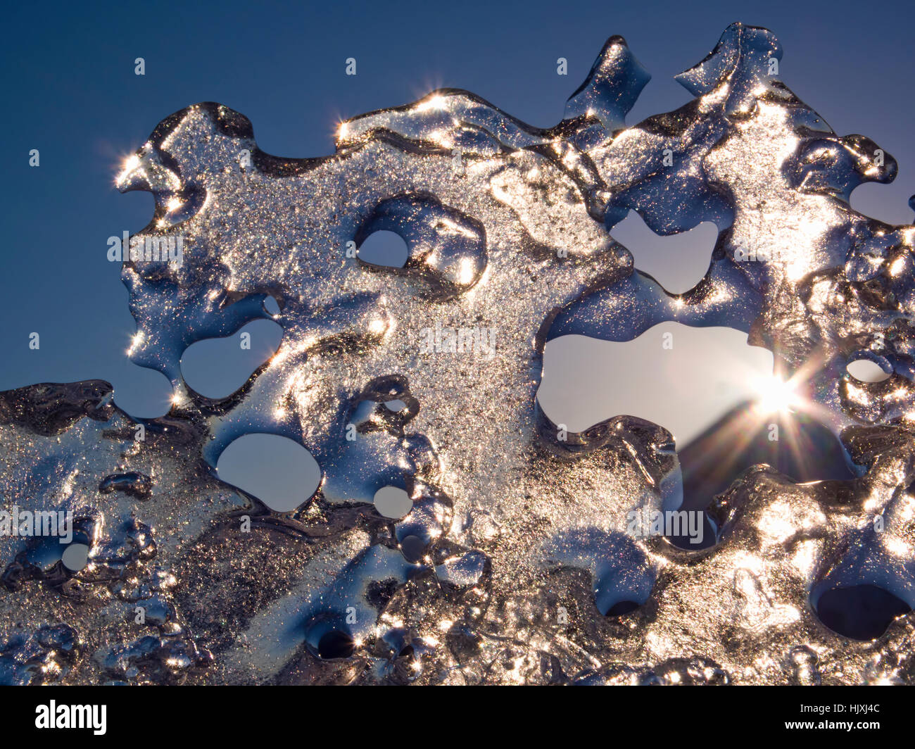 Sunburst mediante fusión del hielo del mar en el sureste de Alaska en invierno. Foto de stock