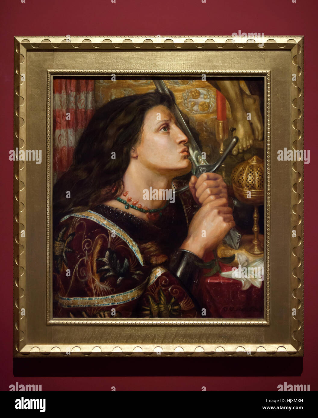 Pintura de Juana de Arco besando la espada de la liberación (1863) por el pintor Pre-Raphaelite Inglés Dante Gabriel Rossetti en la pantalla en el Musée des Beaux-Arts de Estrasburgo (Museo de Bellas Artes) en Estrasburgo, Alsacia, Francia. Foto de stock