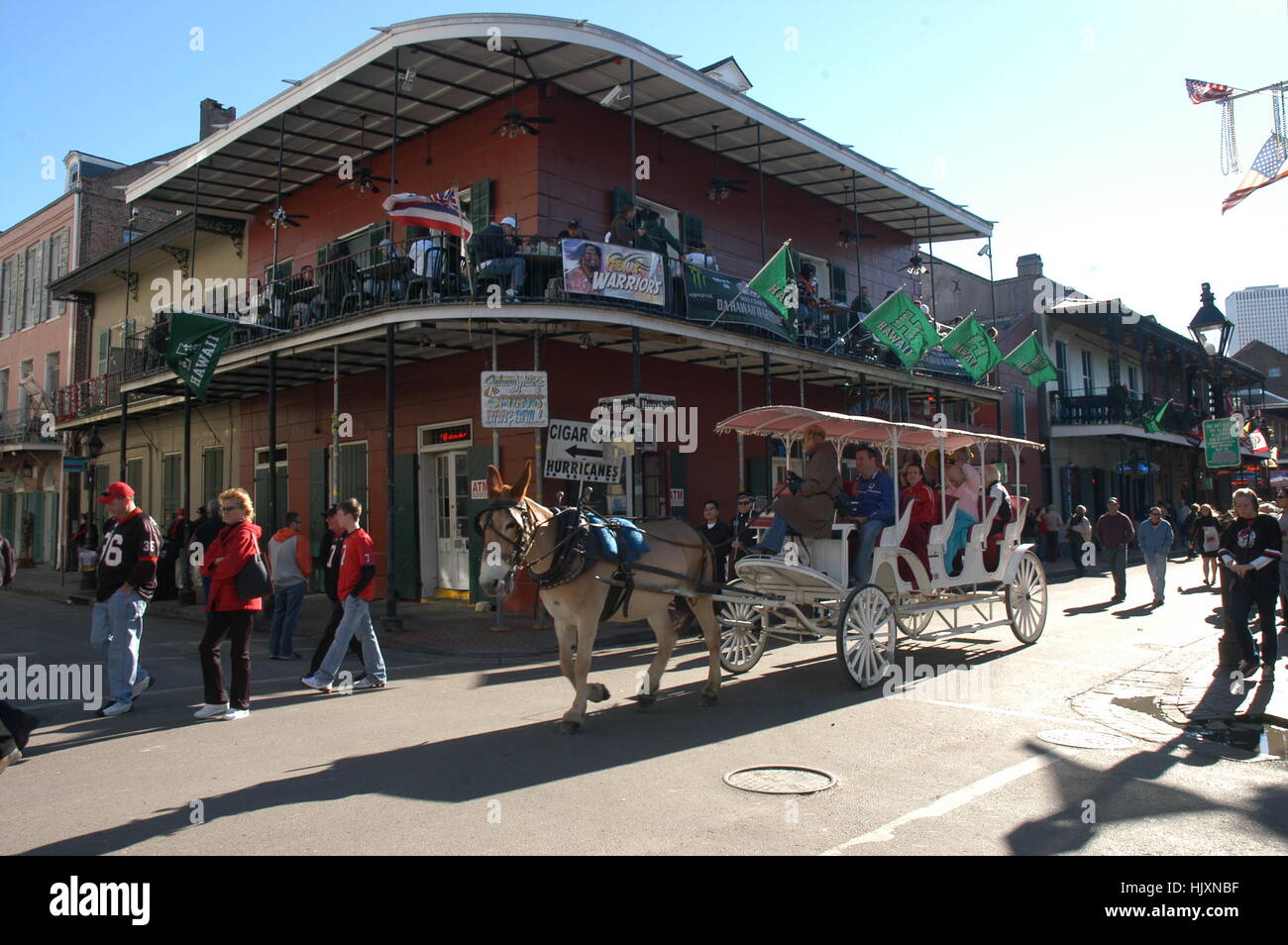 Nueva Orleans, Luisiana, EE.UU.- El 1 de enero de 2008: Los turistas caminando por la Calle Bourbon en el French Quarter de Nueva Orleans durante el Sugar Bowl de 2008. Foto de stock