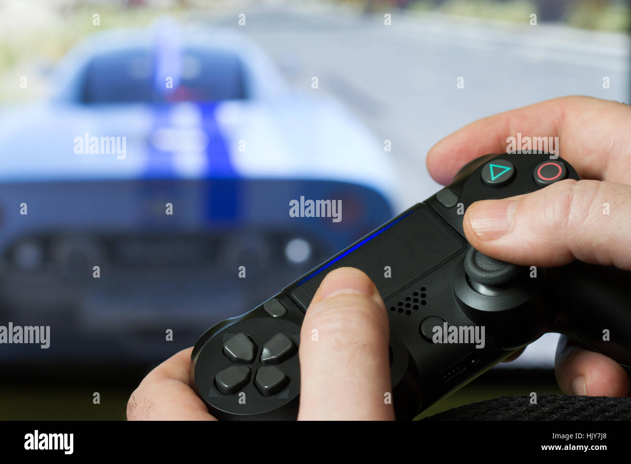 Controlador de video juegos desde la consola contra la pantalla del monitor Foto de stock
