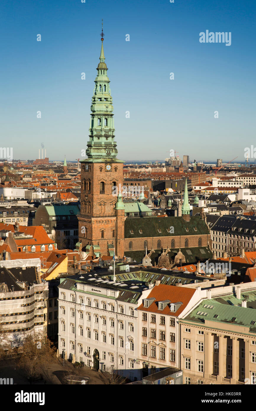 Dinamarca, Copenhague, Espira de antiguo la iglesia San Nicolás, ahora St Nicolaj Kunsthal, Centro de Arte Contemporáneo vista elevada de Christiansborg Palace remolcar Foto de stock