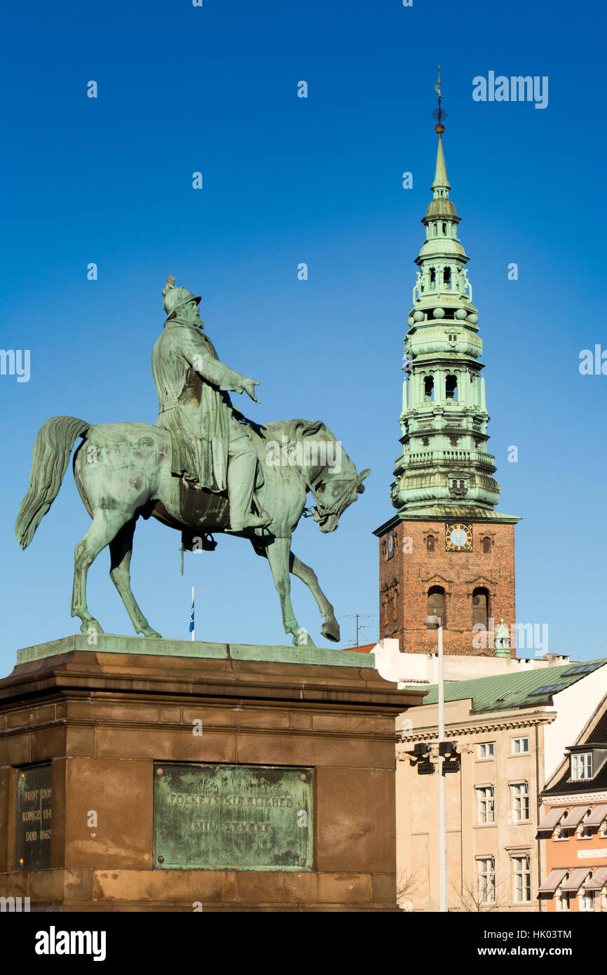 Dinamarca, Copenhague, Christiansborg Palace, la estatua del rey Federico VII a caballo Foto de stock