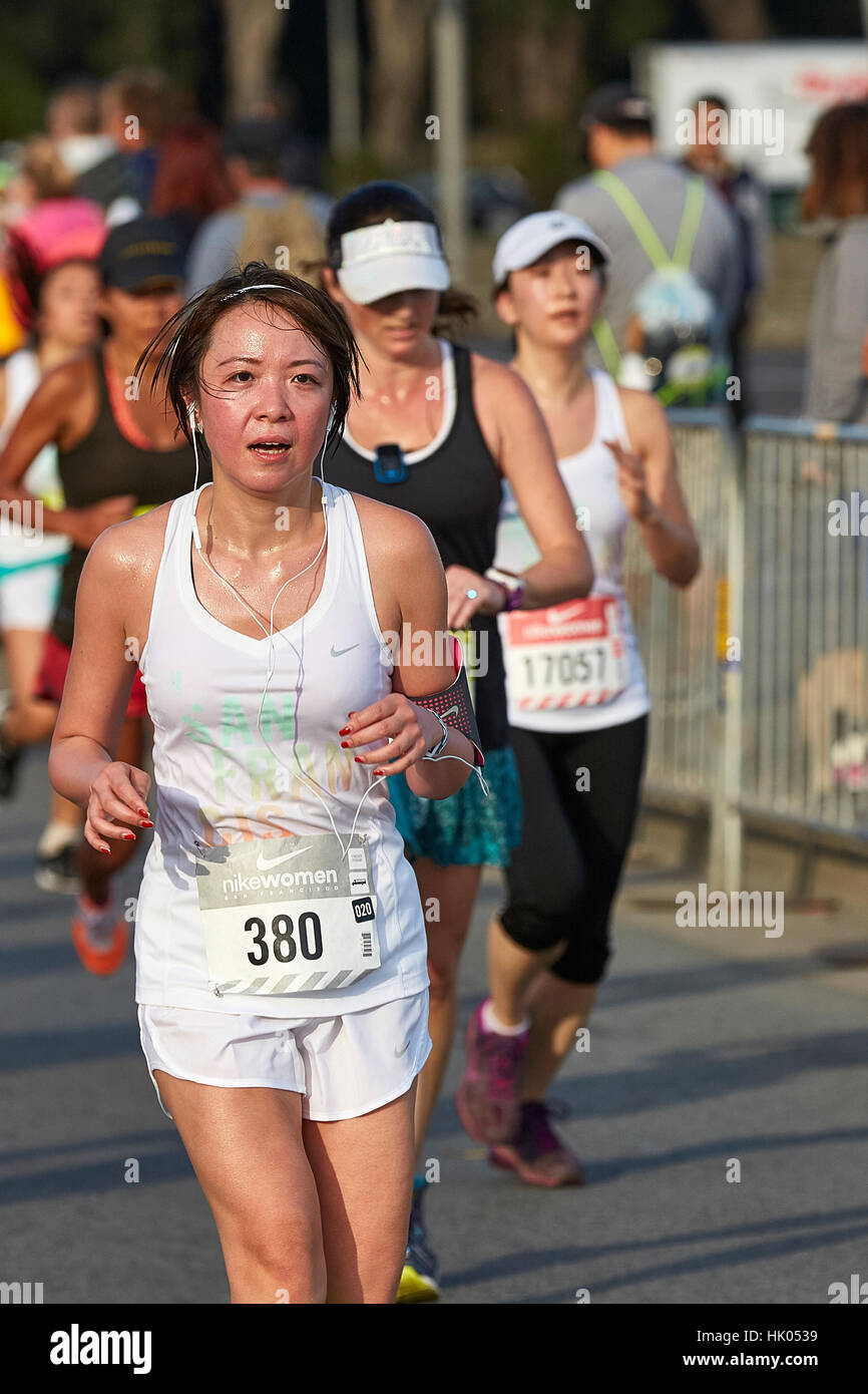 Marathon runner exhausted fotografías e imágenes de alta resolución - Alamy